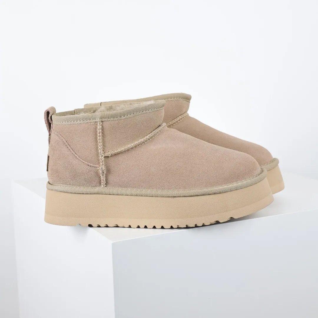 Pick up locally 💰440 The core recommendation is good price E4 UGG Thick-soled short style Zhou Dongyu and Wang Yibo's same series Xiaohongshu popular model Henan Longfeng leather production Cashmere insole is a very suitable choice for keeping warm in winter when going out and at home. In the new year, uug launched a style series, which is partially geared towards the preferences of young consumers and has also been at the forefront of fashion trends. Shoe body material UGGPURE™ implanted wool insole Lightweight non-slip and comfortable rubber outsole With brand LOGO and complete packaging Size: 35 36 37 38 39 40